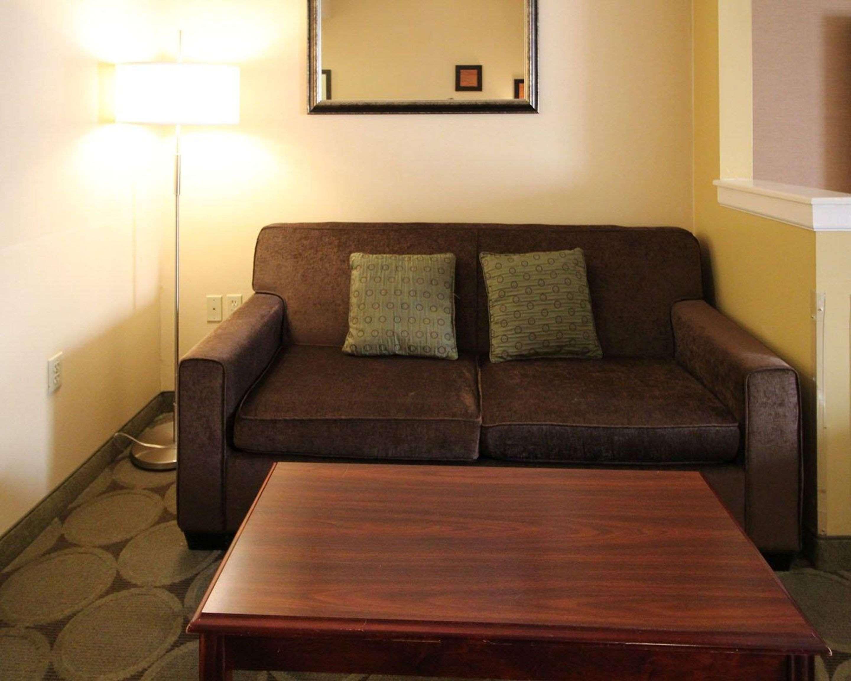Comfort Suites North Brunswick Township Exterior foto